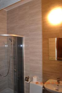 ein Badezimmer mit Dusche, Toilette und Waschbecken in der Unterkunft Hotelik Karter in Warschau + 18 Fotos