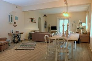 jadalnia i salon ze stołem i krzesłami w obiekcie Villa Alba Chiara w mieście Uranupoli