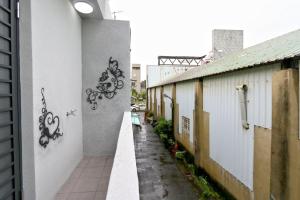 un callejón con graffiti al lado de un edificio en Lukang Barn Inn en Lugang