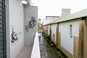 鹿港的住宿－鹿港谷倉民宿，楼边一条涂鸦的小巷