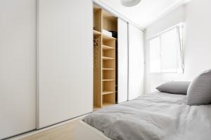 a bedroom with a bed and a book shelf at Confortable piso en el Puerto Viejo de Algorta, a 7 min de la playa in Getxo