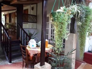 una mesa en el porche de una casa en Paradise Cottage Kandy, en Kandy