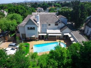 Cape Town的住宿－野生橄欖賓館，享有带游泳池的房屋的空中景致