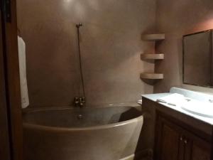 y baño con bañera y lavamanos. en Riad L'Emir, en Marrakech