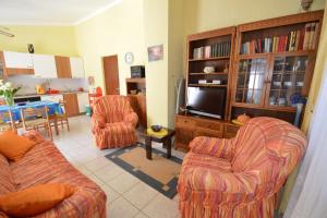 sala de estar con 2 sillas y TV en Apartment Franka, en Mali Lošinj