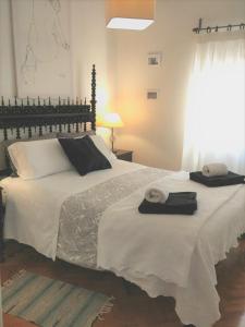 um quarto com uma cama grande e toalhas em Sabrosa's Flat em Lisboa
