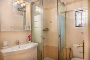 Kúpeľňa v ubytovaní Villa Kardaris + 25 fotografií
