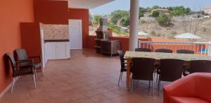 kuchnia i jadalnia ze stołem i krzesłami w obiekcie Villa Rustica Gran Canaria w mieście Maspalomas