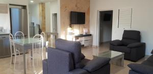 salon ze szklanym stołem i krzesłami w obiekcie Villa Rustica Gran Canaria w mieście Maspalomas