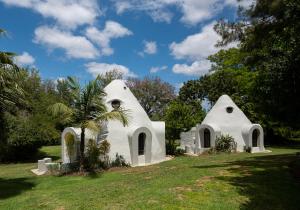 una capilla blanca con dos cúpulas en un campo de hierba en Stellenhof Guest House, en Addo