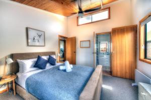 A bed or beds in a room at Dove on Freycinet