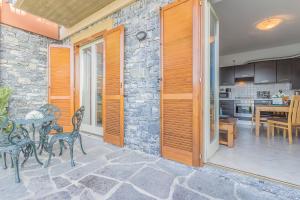 a patio with a table and chairs and a kitchen at Palma Romantic Dream in Perledo
