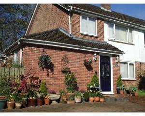 ein Backsteinhaus mit Topfpflanzen davor in der Unterkunft Queens Road Rental - Winchester Accommodation in Winchester + 36 Fotos