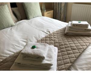 een bed met handdoeken bovenop bij Queens Road Rental - Winchester Accommodation in Winchester