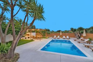 The swimming pool at or close to Villa Status
