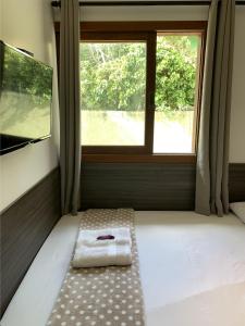 uma cama num quarto com uma janela em Canto Da Mole em Florianópolis