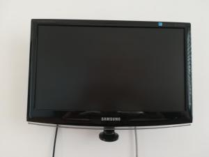 una TV a schermo piatto seduta sopra una parete di B&B LA DEA LUMACA a Villareggia