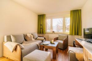 - un salon avec un canapé et une table dans l'établissement Bode_Apartments, à Elend