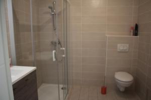 Koupelna v ubytování Centre Juan les Pins 1 bedroom with AC, swimming pool and parking