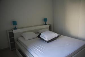 Postel nebo postele na pokoji v ubytování Centre Juan les Pins 1 bedroom with AC, swimming pool and parking