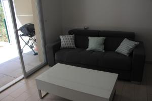 Posezení v ubytování Centre Juan les Pins 1 bedroom with AC, swimming pool and parking