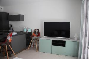TV a/nebo společenská místnost v ubytování Centre Juan les Pins 1 bedroom with AC, swimming pool and parking