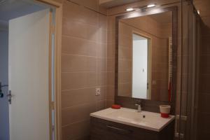 Koupelna v ubytování Centre Juan les Pins 1 bedroom with AC, swimming pool and parking