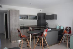 Kuchyň nebo kuchyňský kout v ubytování Centre Juan les Pins 1 bedroom with AC, swimming pool and parking