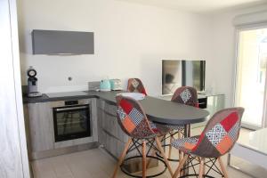 Kuchyň nebo kuchyňský kout v ubytování Centre Juan les Pins 1 bedroom with AC, swimming pool and parking