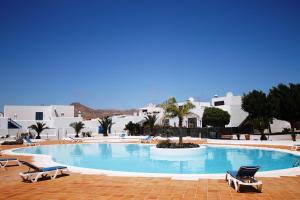 Bazén v ubytování Alojamiento Vacacional con balcón La Vela nebo v jeho okolí + 34 fotografií