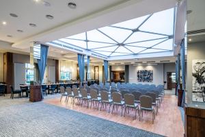 a conference room with chairs and a large glass ceiling at Sezony. Restauracja i Hotel in Kostrzyn