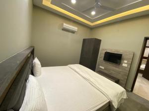 Hotel The Retro Regency客房内的一张或多张床位