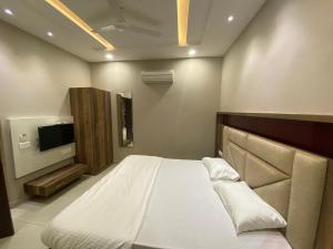 Hotel The Retro Regency客房内的一张或多张床位