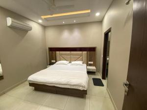 Hotel The Retro Regency客房内的一张或多张床位