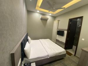 Hotel The Retro Regency客房内的一张或多张床位