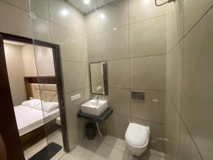 Hotel The Retro Regency的一间浴室
