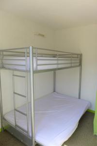 a bunk bed in a room with a bunk bedscribed at Réf 546, Seignosse océan , Appartement classé 2 étoiles , plage et centre à 5mn, 5 personnes in Seignosse