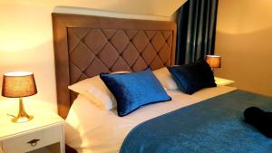 sypialnia z łóżkiem z 2 niebieskimi poduszkami w obiekcie Apartments Sonja w Splicie