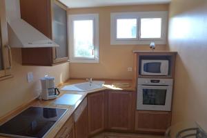 a kitchen with a sink and a microwave at Réf 475, Seignosse océan, appartement proche plage et commerces, 4 personnes in Seignosse