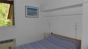 a bedroom with a bed and a picture on the wall at Réf 271, Seignosse Océan, Villa Patio au calme sous les pins, à quelques minutes de la plage et des commerces, 5 personnes in Seignosse