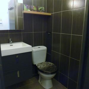 a bathroom with a toilet and a sink at Réf 539, Seignosse Océan, Appartement à 150m de la plage, proche commerces, 4 personnes in Seignosse