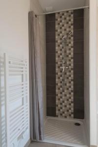 uma casa de banho com chuveiro e cortina de chuveiro em Maison Bassin d'Arcachon - Arès - Proche plage et commerces, 3 chambres, 8 personnes, Climatisation em Arès