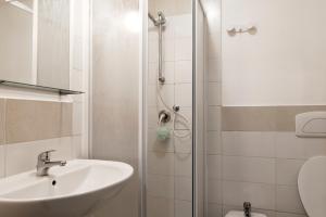 A bathroom at Al Colosseo 8