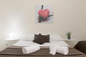 A bed or beds in a room at Al Colosseo 8