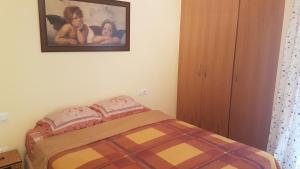 um quarto com uma cama e uma fotografia na parede em Magnífico apartamento junto al canal principal. em Empuriabrava