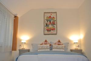 ein Schlafzimmer mit einem blauen Bett und zwei Lampen in der Unterkunft campagnoli in Somma Lombardo + 26 Fotos