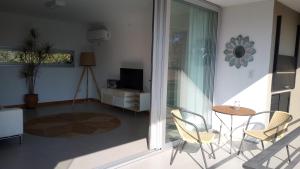 een woonkamer met een glazen schuifdeur en een tafel en stoelen bij Freyre 754 - Departamentos temporarios categoría in Rosario
