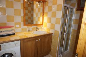 a bathroom with a sink and a shower at Chalet Indépendant " L'anfian-ne" in Les Contamines-Montjoie