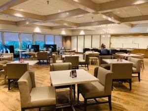 A restaurant or other place to eat at Crowne Plaza Silicon Valley North - Union City, an IHG Hotel