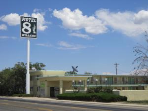 un cartello di un motel di fronte a un edificio di Motel 8 Willcox a Willcox